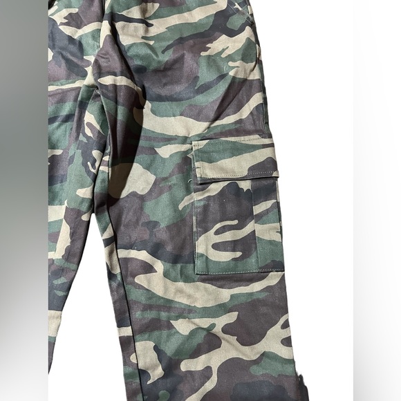 Boohoo man camouflage, drawstring, cargo pants, size medium. - Picture 2 of 6